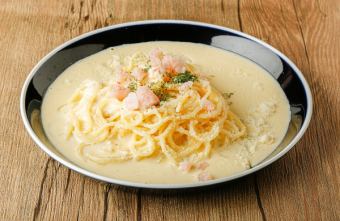 ズワイ蟹のカルボナーラ風パスタ