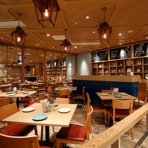 这家店温暖的木质内饰，就像利马鲁的“奶酪工坊”。