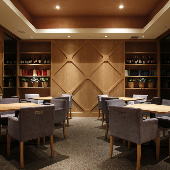 我们还有一个可容纳 10 至 16 人的私人房间。