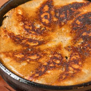 【名物】熱々鉄鍋餃子