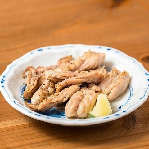 신선도를 소중히하기 위해, 꼬치에 찌르지 않고 제공하는 장미 구이의 야키토리!