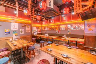 寬敞的餐桌座位非常適合與家人和朋友歡聚一堂。在輕鬆的氛圍中,您可以盡情享用我們的招牌菜餚,並與人暢談。佈局可靈活改變,非常適合舉辦慶祝活動或小型宴會。請欣賞這溫馨的一刻。