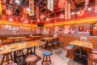 我們的餐桌座位適合各種場合,從小型聚會到與一群朋友的休閒飲酒派對。無論您是想吃頓飯,還是只想喝點飲料吃點小吃,您都可以舒適地來到這裡。我們將根據用途進行佈置,提供舒適的空間。