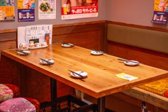 這裡有餐桌椅和寬敞的沙發,可以舒適地容納 4 至 6 人。對於想要盡情享受美食和暢談的客人來說,這裡是理想之選,因為您可以長時間坐著而不會感到疲倦。桌子之間空間寬敞,既能帶給你一定的私密感,又能讓你在開放的空間裡放鬆身心。