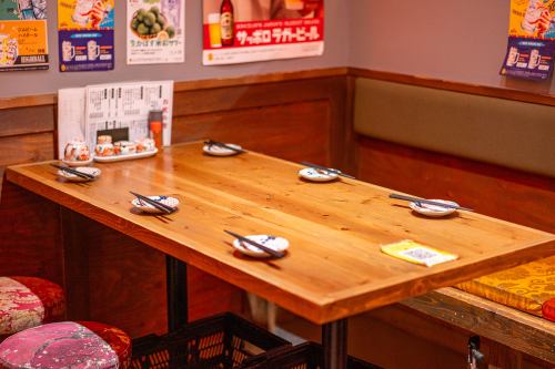 這裡有餐桌椅和寬敞的沙發,可以舒適地容納 4 至 6 人。對於想要盡情享受美食和暢談的客人來說,這裡是理想之選,因為您可以長時間坐著而不會感到疲倦。桌子之間空間寬敞,既能帶給你一定的私密感,又能讓你在開放的空間裡放鬆身心。