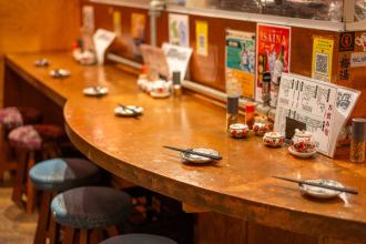 您可以坐在特設的座位上,親眼欣賞主廚精湛的烹飪技巧。只有坐在吧台座位上,你才能體驗到觀看食材烹飪過程的興奮,並聞到木炭火的香味。吸引人的地方之一是你可以和老闆兼主廚進行輕鬆的交談。推薦用於獨自用餐和約會。