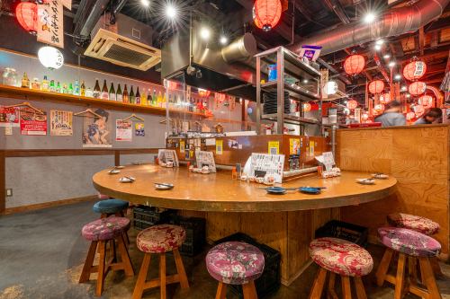 吧台座位,氣氛安靜。當你想放鬆身心,專注於美食美酒,或想與心愛的人單獨聊天時,這裡是完美之選。這是一個類似隱密空間的成人專屬場所,您可以在這裡享受一些私人時光,而不用擔心旁邊坐著其他人。