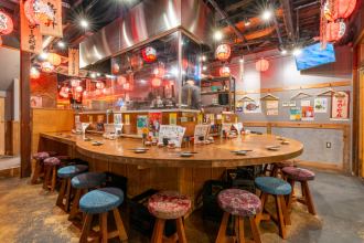 因為你坐在老闆正前方的特殊座位上,你可能會聽到一些特別的訊息,例如當天的推薦菜色或隱藏菜單上的菜色。直接了解時令食材和廚師在烹飪中對細節的關注,會讓您的用餐體驗更加愉快和有意義。這是美食愛好者一定會想坐的座位。