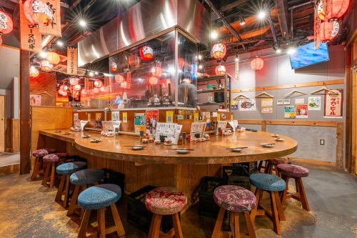 因為你坐在老闆正前方的特殊座位上,你可能會聽到一些特別的訊息,例如當天的推薦菜色或隱藏菜單上的菜色。直接了解時令食材和廚師在烹飪中對細節的關注,會讓您的用餐體驗更加愉快和有意義。這是美食愛好者一定會想坐的座位。