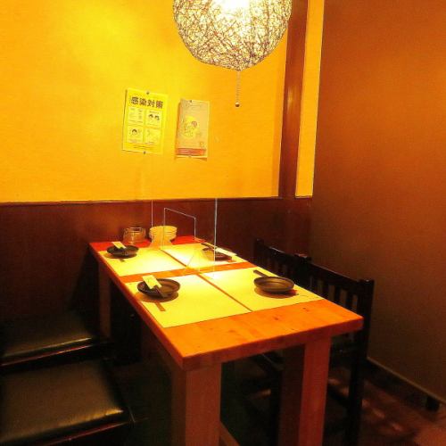 Private room-style table seats for small groups are popular for their fashionable lighting ☆