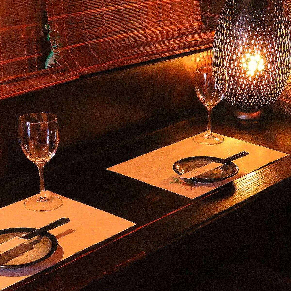 Equipped with counter seats ideal for dates and private rooms that can be used by small groups