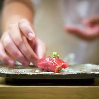 【個室（2名様～最大8名様まで）】少人数の接待や会食に最適な落ち着いた完全個室をご用意。ビジネスや記念日などにも安心してご利用いただけます。大人が贅沢に寛ぐ特別な時間を存分にお愉しみください。