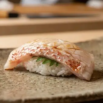 ランチ限定『特上にぎり』【小鉢×お握り11貫×巻物×蒸物×味噌汁】　5940円(税込)