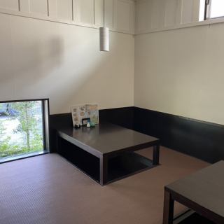Sazan Coffee 的私人房間配有下沉式被爐桌，是您可以伸展雙腿、放鬆身心的現代日式空間。它具有私密的感覺，非常適合家人或朋友聚會。您可以放鬆地度過您的時光。[岐阜/岐南/茜部/咖啡店/咖啡廳/早餐/午餐/甜點/私人/日式地爐]
