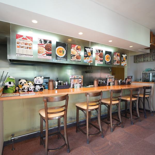 お一人様でもお気軽にご利用いただける、カウンター♪厨房の活気を感じながら、お食事をお楽しみいただけます。お仕事帰りのサクッとごはんや、お昼のランチタイムにも最適◎もちろん、お仲間と肩を並べてのお食事も大歓迎です！アットホームな雰囲気の中、お好きなメニューを気兼ねなくお楽しみください。