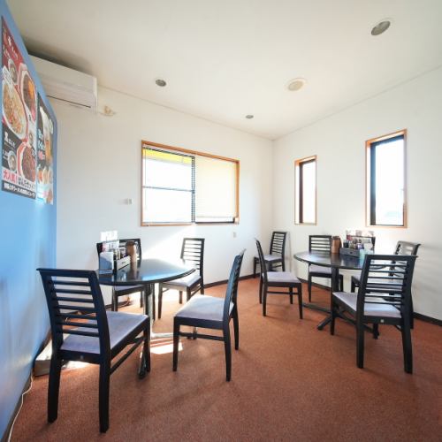 テーブル席で少人数食事会