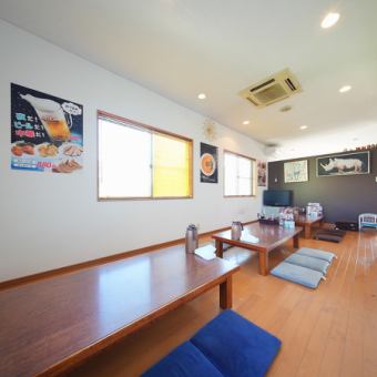 店内奥には、靴を脱いで足を伸ばせるお座敷席を完備しております。小さなお子様連れのご家族でも周りを気にせず、ゆったりとお食事をお楽しみいただけます◎貸切も可能なので、各種ご宴会にもぴったりです。人気のお席ですので、ご利用の際はぜひご予約ください♪