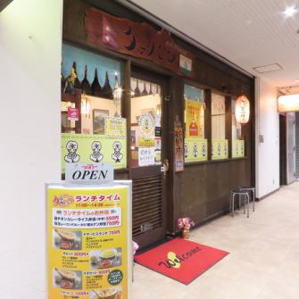 美味しそうな匂いに誘われてドアを開けると元気なスタッフがお出迎え♪アットホームで落ち着いた雰囲気の中で食べるタァバン自慢のカレーは絶品です！是非一度、お試しください♪誕生日や記念日はもちろん、会社宴会、2次会利用など各種ご宴会もタァバン松戸店におまかせ★喫煙室完備です。