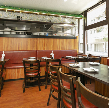 広々とした「快適なテーブル席」で、至福のひとときを。落ち着いた照明と温かみのあるインテリアが、大切な方との会話を華やかに演出します。少人数の飲み会から、ご家族での団らん、女子会まで幅広く対応可能。周りを気にせずゆったりと寛げる空間で、自慢の肉料理と厳選されたお酒を心ゆくまでお楽しみください。