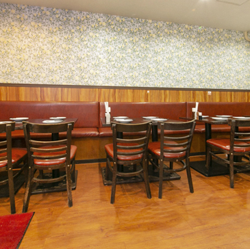 団体様も大歓迎！「レイアウト自在なテーブル席」をご用意しております。会社の宴会や打ち上げ、仲間内でのパーティーなど、人数に合わせて最適な空間をご提案します。広めのテーブルは、次々と運ばれる食べ放題のシュラスコや大皿料理も余裕を持って並べられ、賑やかなお食事シーンにぴったり。