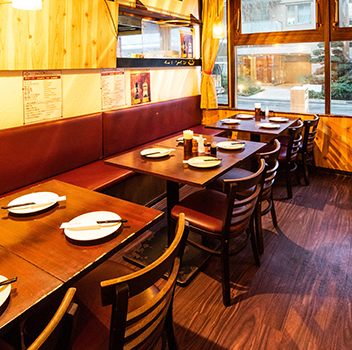 オープンで賑やかな空間で、最高の肉体験を！ 広々とした店内には、お客様の笑い声と肉が焼ける香ばしい香りが立ち込め、お酒が進む最高の雰囲気が広がっています。友人同士の飲み会や賑やかなパーティーにぴったり