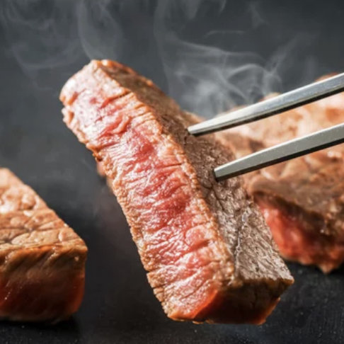とろける食感！「和牛ステーキ」厳選された最高級の旨味と甘みを、贅沢に厚切りでご堪能ください！