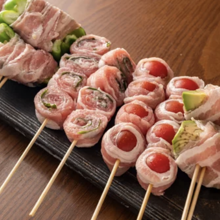ヘルシーな「野菜巻き」とサクサクの「串カツ」も充実！肉料理の合間に楽しむ、お酒が進む名脇役です！
