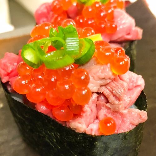 Nikura Gunkan (salmon roe and meat)