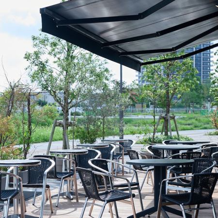 Melbourne, which has been ranked the most livable city in the world for six consecutive years, is not only the birthplace of cafes in Australia, but is also known as the city with the most cafes in the world, with cafes being an integral part of everyday life.This terrace seating allows you to experience that atmosphere.