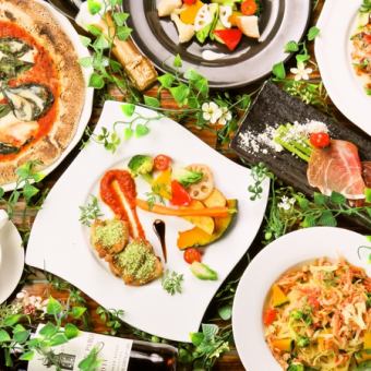 您可以选择披萨、意面或主菜。[每月特惠套餐] 包含2小时畅饮，价格为4000日元（含税）。