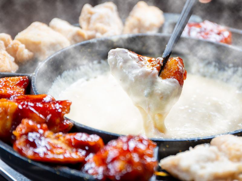 热气腾腾的飞碟鸡 ♪ 融化的奶酪与多汁的鸡肉交织在一起 ◎ 韩国鸡肉 x 奶酪火锅