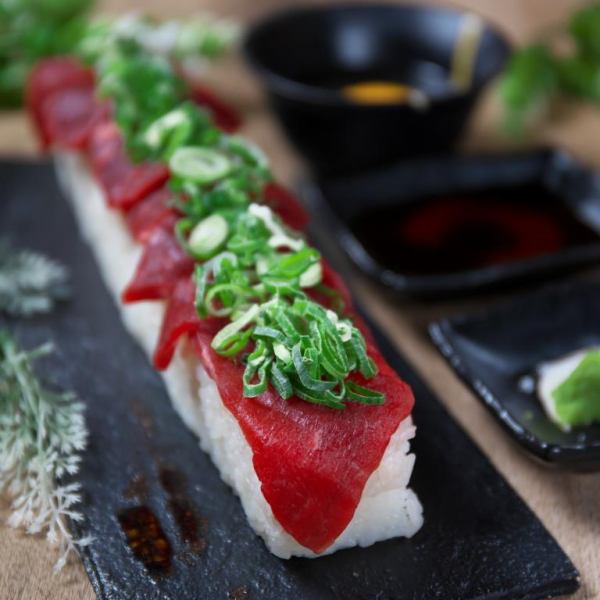 Enjoy the hottest meat sushi ♪ Low-temperature cooked thick-sliced tongue sushi, green onion salt tongue sushi, etc.