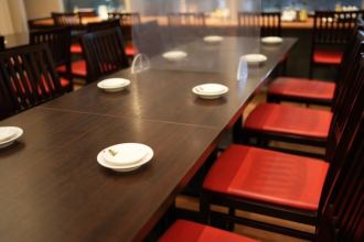 テーブル毎のパーテーション完備や換気を通して感染症対策も行っております。