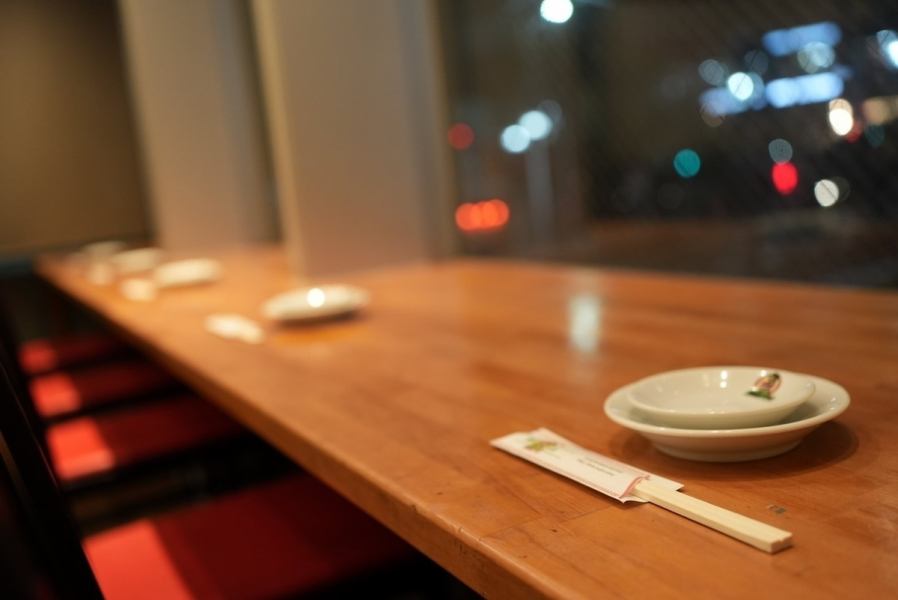 You can enjoy authentic Chinese food and sake in the open store with large windows.The counter seats facing the window are popular with singles and couples ◎ Also, please use it in various scenes such as drinking after work or dining with friends.We are looking forward to your visit.