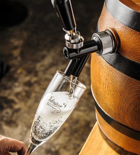 We also have a variety of drinks that go well with Italian cuisine, such as barrel-packed sparkling wine.