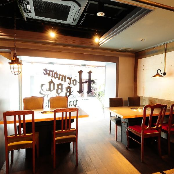カジュアルで広々としたテーブルでおいしいお肉を召し上がってください
