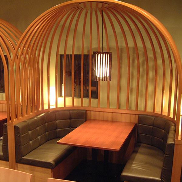 The box seats that imagined a cage are unique to Kokko-chan.