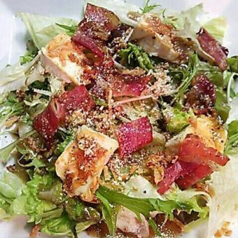 Bacon and camembert salad