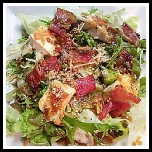 Crispy bacon and camembert salad