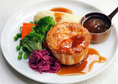 本日のパイ&マッシュ 季節の野菜とグレイビーソース添え