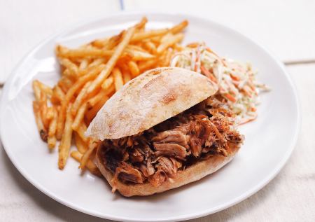 プルドポークのチャバタサンドコールスロー&シューストリング付き