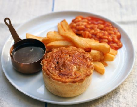 本日のパイ&チップス ベイクドビーンズとグレイビーソース添え