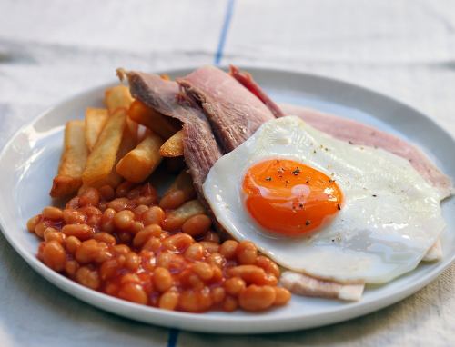 ハムエッグ チップス&ベイクドビーンズ付き