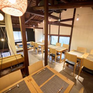 二階にある4名様用テーブル席は、地元のご友人との楽しい時間にぴったりです☆アットホームな雰囲気の中で、ワイワイ盛り上がりながら食事を楽しむことができます◎おしゃべりや笑い声が絶えない、楽しいひとときをお過ごしください♪
