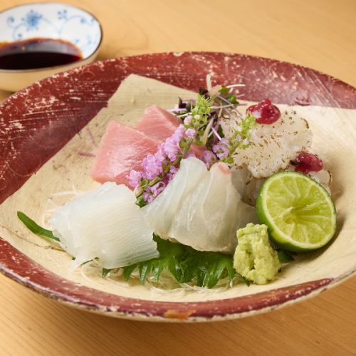 【鮮度抜群♪】新鮮な季節の味を楽しむお刺身盛り合わせ(一人前) 1,580円(税込)