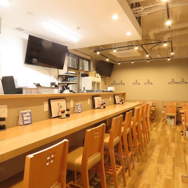 【おひとりからお気軽に♪】オープンキッチンで、鮮魚の香りが漂う店内は、まるで料理のライブパフォーマンスを楽しんでいるかのような特別な空間です。新鮮な魚介類が調理される様子を目の前で見ることができ、その香ばしい香りが食欲をそそります。サクッと美味しい食事を楽しむのにも最適◎お気軽にお立ち寄りください★