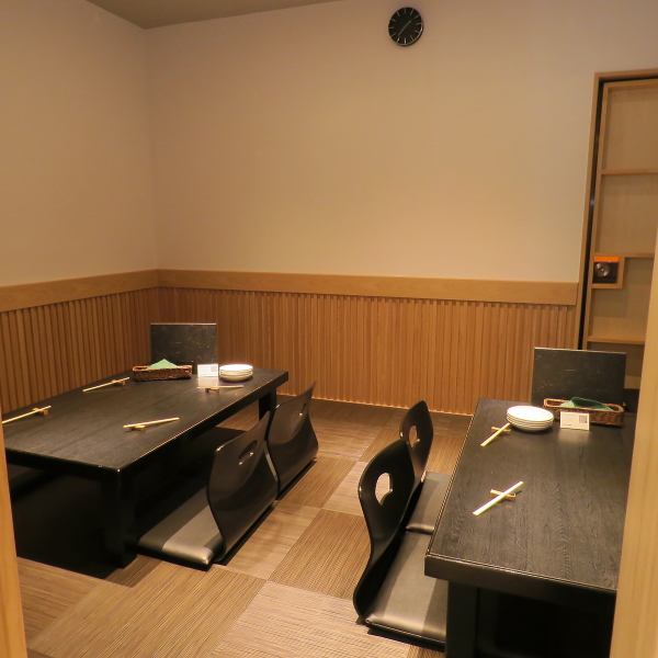 集まりにぴったりな座敷席があります！シックな和の雰囲気が漂う座敷席は、8名様以上10名様のグループで貸切可能です。黒グレーの市松張りのカーペットが落ち着いた雰囲気を演出し、くつろぎながら会話が楽しめます♪ プロジェクターも完備しているので、会議やプレゼン、オフ会など、多彩な用途に対応できますよ。