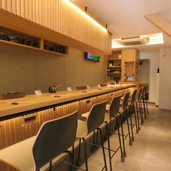 明るい茶色の壁に囲まれたお席は、落ち着いた大人の雰囲気を演出しています。入り口側の席からは調理の様子を楽しむことができ、食欲をそそります。心に残る美味しさを提供する料理は、どれも絶品で、ついついおかわりしたくなります。特別な日や大切な人との時間に最適なこのお店で、楽しいひとときを過ごしませんか？