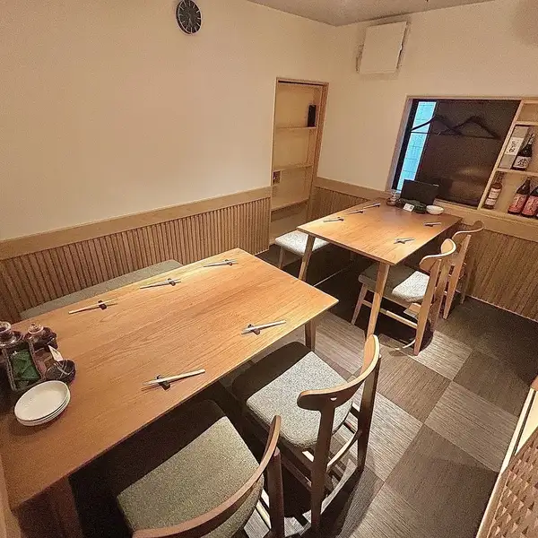 集まりにぴったりなテーブル席があります！5名様×２テーブルのご用意です。8名様以上10名様のグループで貸切可能です。 プロジェクターも完備しているので、会議やプレゼン、オフ会など、多彩な用途に対応できます。【最大10名様】(10名以上は応相談)