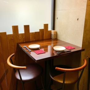 【雰囲気◎写真は人気の角席：2名テーブル】2名様から使えるテーブル席をご用意♪デートや記念日にもピッタリ！雰囲気も兼ね備えた、裏道に突如現れる隠れ家風イタリアンでゆっくりとお食事をお楽しみください♪